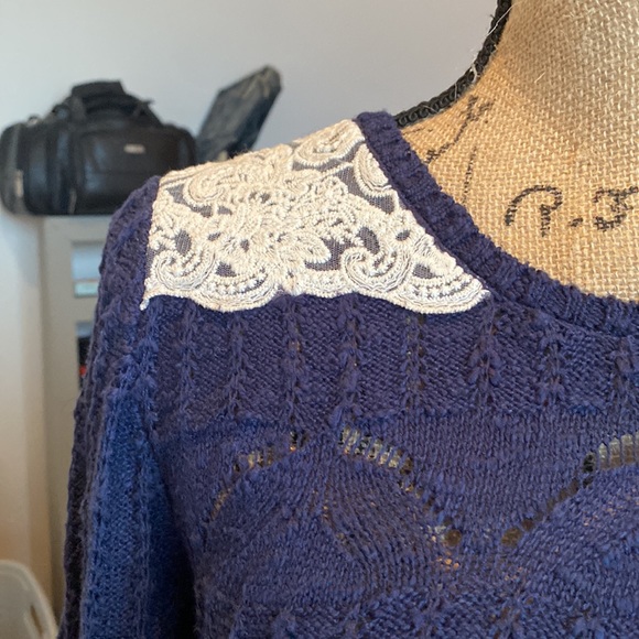 Blue knitted sweater with lace - Picture 2 of 4